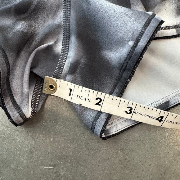 Lululemon Seek the Heat II Hotty Mini Athletic Running 2.5" Black White Shorts 8 - Picture 6 of 6